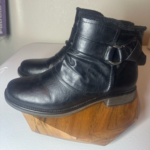 BareTraps Shoes - Bare traps black ankle boots with zipper closure size 9
